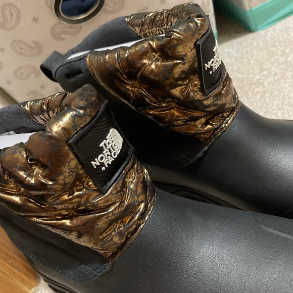 Women’s The North Face boots - Picture 2 of 4
